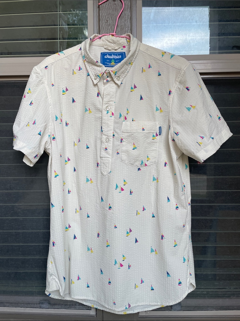 Chubbies Men’s Shirt SMALL beige sailboats popover seersucker stretch